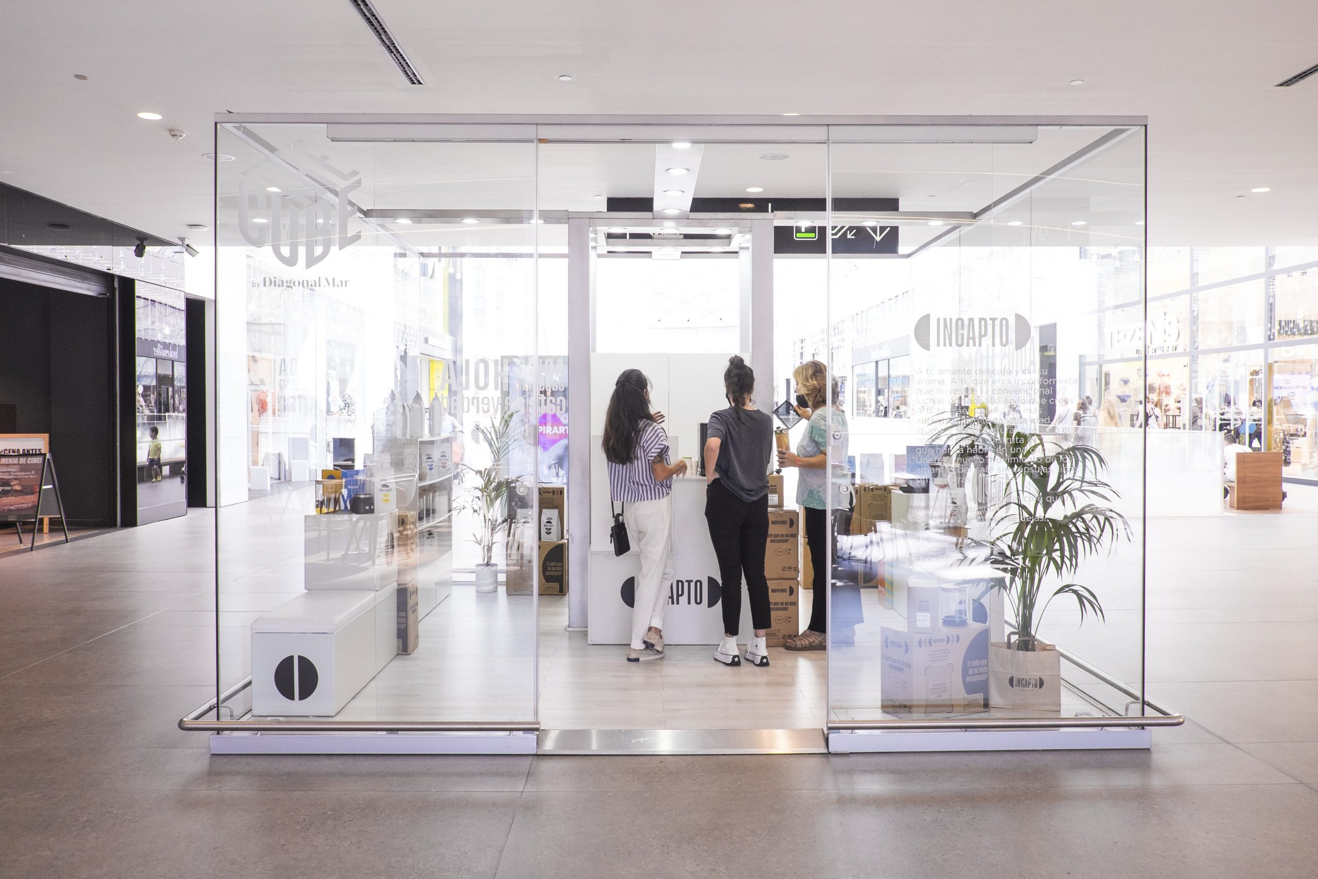 Branded pop-up retail environment